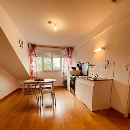200m De La Apartment