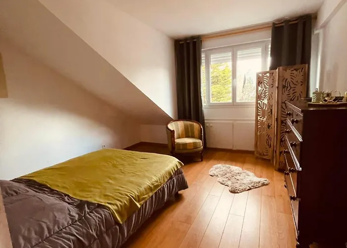 200m De La Apartment