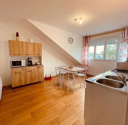 200m De La Apartment *