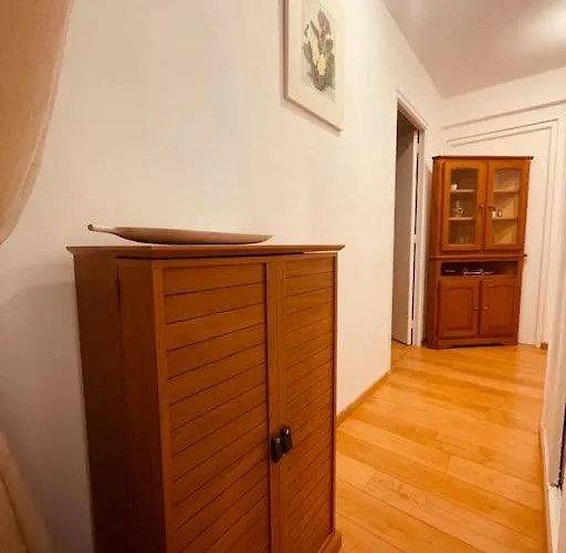 200m De La Apartment